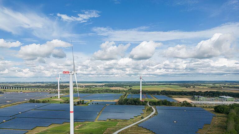 Solarpark und Windkraftanlagen       -  Mehr als jede zweite in Deutschland verbrauchte Kilowattstunde Strom stammt 2024 bislang aus erneuerbaren Quellen.