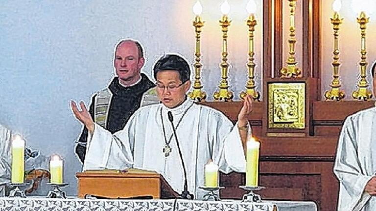 Übles Schauspiel: Der deutsche Pater Tassilo Lengger (hinten) am Sonntag während der Messe in Pjöngjang, die der nordkoreanische „Pater Francisco“ (Mitte) für seine Hasspredigt missbrauchte. Übles Schauspiel: Der deutsche Pater Tassilo Lengger (hinten) am Sonntag während der Messe in Pjöngjang, die der nordkoreanische „Pater Francisco“ (Mitte) für seine Hasspredigt missbrauchte.