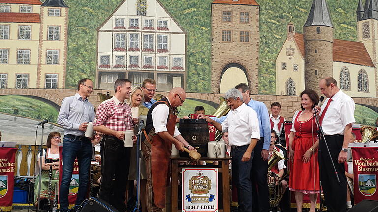 Mit der Volkstanzgruppe Gemünden, der Wombacher Blasmusik und zahlreichen Ehrengästen begann das 67. Kirchweih- und Heimatfest.