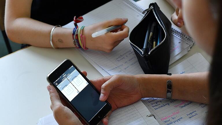Handy im Unterricht - Schüler sollten in der Schule lernen, mit den neuen Medien umzugehen. Medienfachberater Lambert Zumbrägel ruft Lehrer dazu auf, die Kinder zu begleiten, dass sie sich die Kulturtechnik der Zukunft reflektiert und gezielt aneignen. Handy im Unterricht - Schüler sollten in der Schule lernen, mit den neuen Medien umzugehen. Medienfachberater Lambert Zumbrägel ruft Lehrer dazu auf, die Kinder zu begleiten, dass sie sich die Kulturtechnik der Zukunft reflektiert und gezielt aneignen.