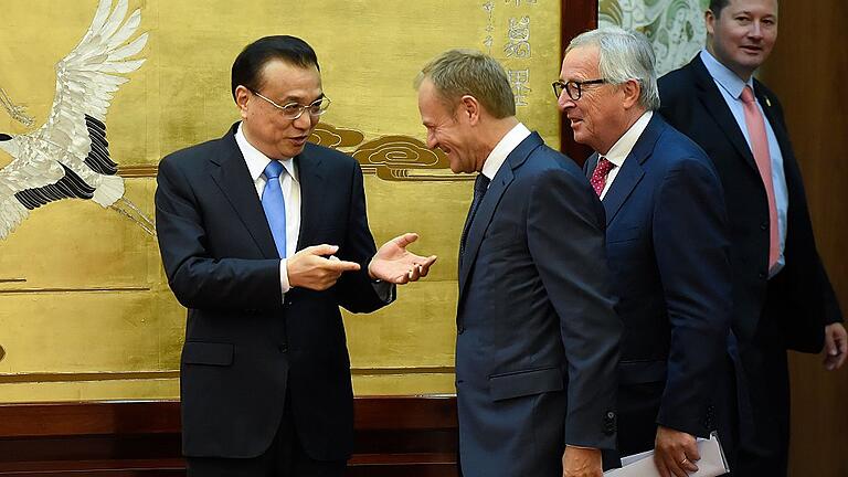 CHINA-EU-SUMMIT-DIPLOMACY       -  Chinas Ministerpräsident Li Keqiang (von links) empfing in der Großen Halle des Volkes in Peking den Präsidenten des Europäischen Rates, Donald Tusk, und Jean-Claude Juncker, den Präsidenten der Europäischen Kommission.