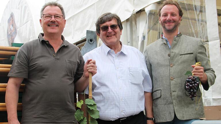 Noch mitten im Aufbau der Weinparade (von links): Frank Kulinna (Juliusspital-Weinstuben), Kurt Schubert (Ratskeller-Wirt und Vorsitzender des Vereins Würzburger Festwirte) und Andreas Korger (Greifenstein's Weinlauben und Schriftführer des Vereins). Noch mitten im Aufbau der Weinparade (von links): Frank Kulinna (Juliusspital-Weinstuben), Kurt Schubert (Ratskeller-Wirt und Vorsitzender des Vereins Würzburger Festwirte) und Andreas Korger (Greifenstein's Weinlauben und Schriftführer des Vereins).