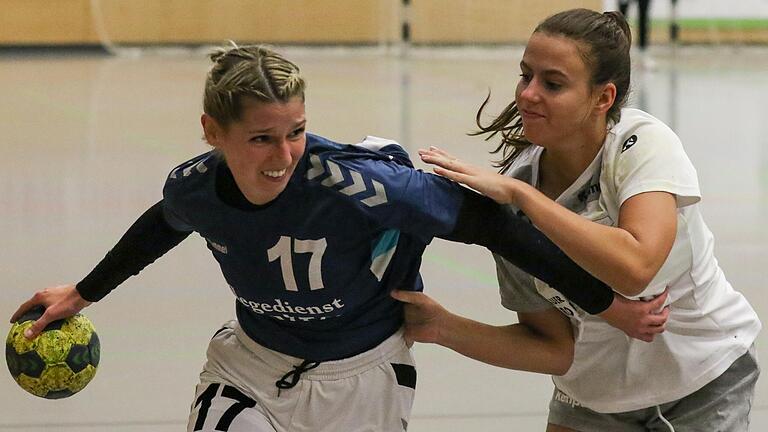 Svenja Winheim (links) setzt sich gegen Isabel Hampl durch: Der HSV Bergtheim gewann sein erstes Heimspiel in dieser Saison gegen den TV Winkelhaid mit 31:28. Winheim verwandelte gewohnt sicher alle vier Siebenmeter. Svenja Winheim (links) setzt sich gegen Isabel Hampl durch: Der HSV Bergtheim gewann sein erstes Heimspiel in dieser Saison gegen den TV Winkelhaid mit 31:28. Winheim verwandelte gewohnt sicher alle vier Siebenmeter.