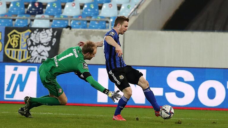 Kickers-Torwart Hendrik Bonmann will seinen schlimmen Patzer noch korrigieren - doch zu spät: Sebastian Jacob erzielt den Treffer zum 2:1 für den 1. FC Saarbrücken. Kickers-Torwart Hendrik Bonmann will seinen schlimmen Patzer noch korrigieren - doch zu spät: Sebastian Jacob erzielt den Treffer zum 2:1 für den 1. FC Saarbrücken.