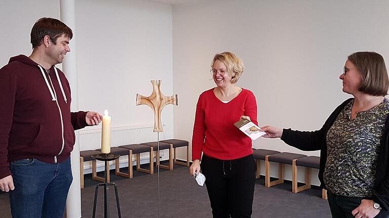 Jens Hausdörfer (Geistlicher Begleiter Haus Volkersberg, von links), Annekatrin Vogler (Bildungsreferentin Lernwerk) und Martina Reinwald (Leiterin Lernwerk) wollen in der Fastenzeit mit einem Kurs den Teilnehmerinnen und Teilnehmern vermitteln, was das Glaubensbekenntnis mit ihrem Leben zu tun hat. Inga Lusche/Lernwerk Volkersberg - Jens Hausdörfer (Geistlicher Begleiter Haus Volkersberg, von links), Annekatrin Vogler (Bildungsreferentin Lernwerk) und Martina Reinwald (Leiterin Lernwerk) wollen in der Fastenzeit mit einem Kurs den Teilnehmerinnen und Teilnehmern vermitteln, was das Glaubensbekenntnis mit ihrem Leben zu tun hat. Inga Lusche/Lernwerk Volkersberg Jens Hausdörfer (Geistlicher Begleiter Haus Volkersberg, von links), Annekatrin Vogler (Bildungsreferentin Lernwerk) und Martina Reinwald (Leiterin Lernwerk) wollen in der Fastenzeit mit einem Kurs den Teilnehmerinnen und Teilnehmern vermitteln, was das Glaubensbekenntnis mit ihrem Leben zu tun hat. Inga Lusche/Lernwerk Volkersberg - Jens Hausdörfer (Geistlicher Begleiter Haus Volkersberg, von links), Annekatrin Vogler (Bildungsreferentin Lernwerk) und Martina Reinwald (Leiterin Lernwerk) wollen in der Fastenzeit mit einem Kurs den Teilnehmerinnen und Teilnehmern vermitteln, was das Glaubensbekenntnis mit ihrem Leben zu tun hat. Inga Lusche/Lernwerk Volkersberg