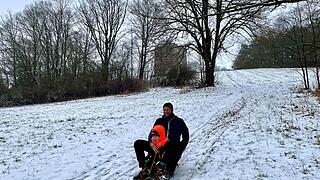 Am Bismarkturm in Bad Kissingen: Rodelversuch am Sonntagmorgen. Auf dem Hügel hatte es weniger Schnee als im Tal, bergab ging es dennoch irgendwie.
