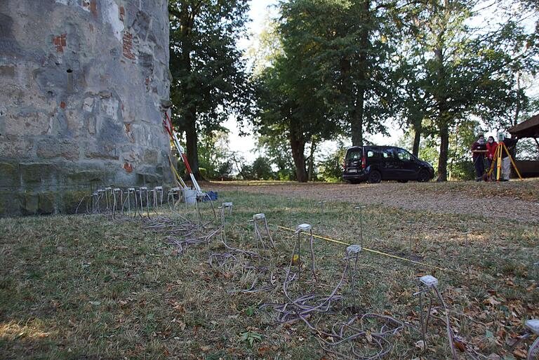 2020 wurde das Gelände rund um die Wallburg mit Hilfe der Geoelektrik erforscht. Dafür werden entsprechend eines Rasters Erdsonden platziert. 2020 wurde das Gelände rund um die Wallburg mit Hilfe der Geoelektrik erforscht. Dafür werden entsprechend eines Rasters Erdsonden platziert.