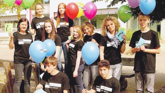 Das &bdquo;Courage-Team&ldquo; mit Schulleiterin Manuela Küfner (links) sowie den beiden Verbindungslehrerinnen Corinna Hartwich-Beck (2. von rechts) und Maria Brasch-Engel (3. von rechts) gaben das Signal zur Luftballon-Aktion für 180 Schüler.