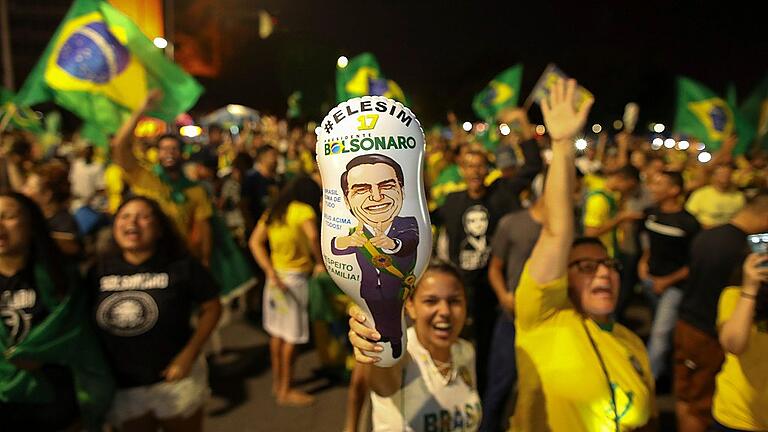 BRAZIL-ELECTION-RUNOFF-BOLSONARO-SUPPORTERS       -  Enthusiastisch feierten die Anhänger von Jair Bolsonaro in der Hauptstadt Brasilia den Sieg ihres Favoriten bei den Präsidentschaftswahlen in Brasilien. Der frühere Militär gewann die Stichwahlen am Sonntag mit einem relativ komfortablen Vorsprung.