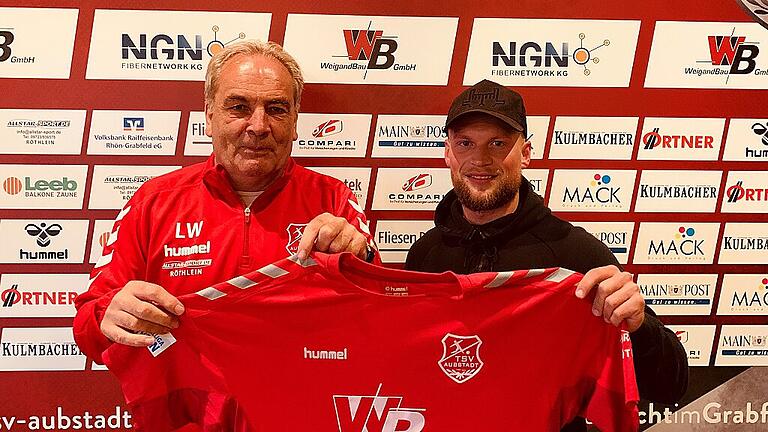 Aubstadts Fußball-Abteilungsleiter Günter Schirling (links) präsentiert mit Patrick Hofmann den dritten Neuzugang für den geplanten Re-Start im September.