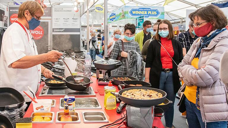 Nicht nur ganz normales Einkaufen mit Mundschutz, auch eine Masken-Messe ist gewöhnungsbedürftig. Einer der Gründe, warum die Besucherzahlen der Ufra 2020 deutlich unter den Erwartungen blieben. Mal abgesehen von den umfangreichen Hygienemaßnahmen, war die Ufra eine ganz normale Verbrauchermesse mit Vorführungen und Dienstleisterinformationen. Am Feiertag, 3. Oktober, waren die Besucherzahlen am höchsten.&nbsp;