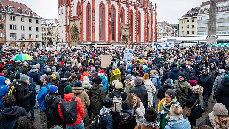 Rund 3000 Menschen nahmen am 20. Januar bei der Mahnwache von Omas gegen Rechts in Würzburg teil. Unverzichtbar ist dabei der konkrete Slogan 'Demokratie verteidigen - wir halten zusammen'.&nbsp;