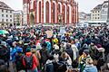 Rund 3000 Menschen nahmen am 20. Januar bei der Mahnwache von Omas gegen Rechts in Würzburg teil. Unverzichtbar ist dabei der konkrete Slogan 'Demokratie verteidigen - wir halten zusammen'.&nbsp;