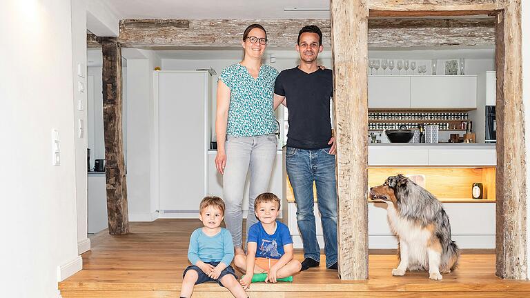 Sarah und Martin Weber mit ihren Kindern Jasper und Nils genießen das Leben im ehemaligen Rüdenhäuser Gerichtsgebäude. Die beiden Archäologen haben es aufwändig renoviert. Sarah und Martin Weber mit ihren Kindern Jasper und Nils genießen das Leben im ehemaligen Rüdenhäuser Gerichtsgebäude. Die beiden Archäologen haben es aufwändig renoviert. 