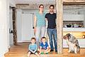 Sarah und Martin Weber mit ihren Kindern Jasper und Nils genießen das Leben im ehemaligen Rüdenhäuser Gerichtsgebäude. Die beiden Archäologen haben es aufwändig renoviert.&nbsp;