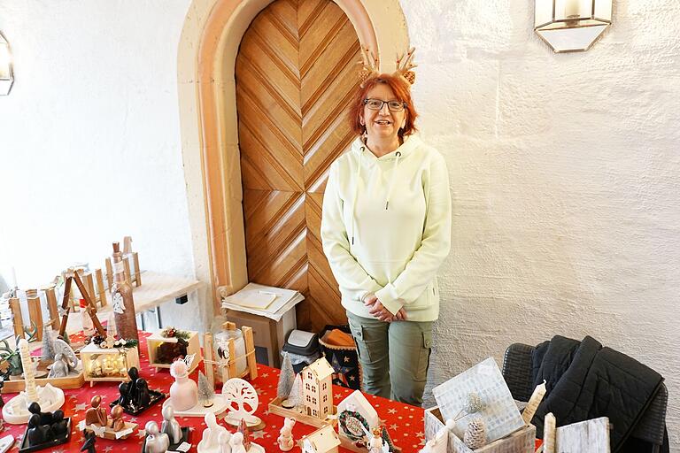 Händlerin Silvia Stühler-Geist aus Gerolzhofen verkaufte an ihrem Stand im Bürgerspital zahlreiche selbstgemachte und recycelte Dekoartikel.