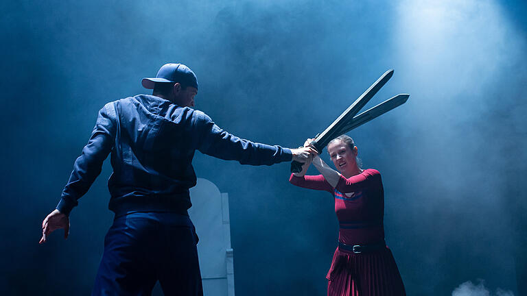Melanie Haupt und Bodo Wartke in 'Antigone'. Melanie Haupt und Bodo Wartke in 'Antigone'.