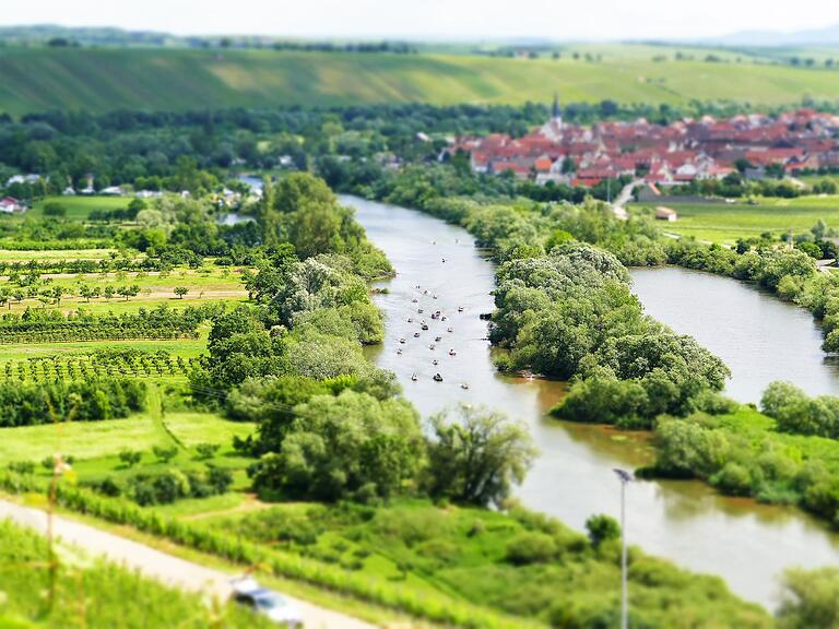 Wasserfahrzeuge bei der Ausfahrt im Altmain bei Astheim.