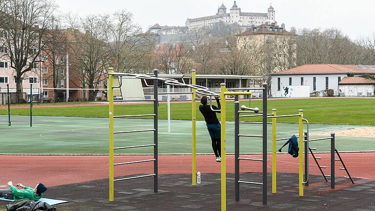 An der BodyWeight-Station auf dem Würzburger Sanderrasen können Sportlerinnen und Sportler mit dem eigenen Körpergewicht trainieren. An der BodyWeight-Station auf dem Würzburger Sanderrasen können Sportlerinnen und Sportler mit dem eigenen Körpergewicht trainieren.