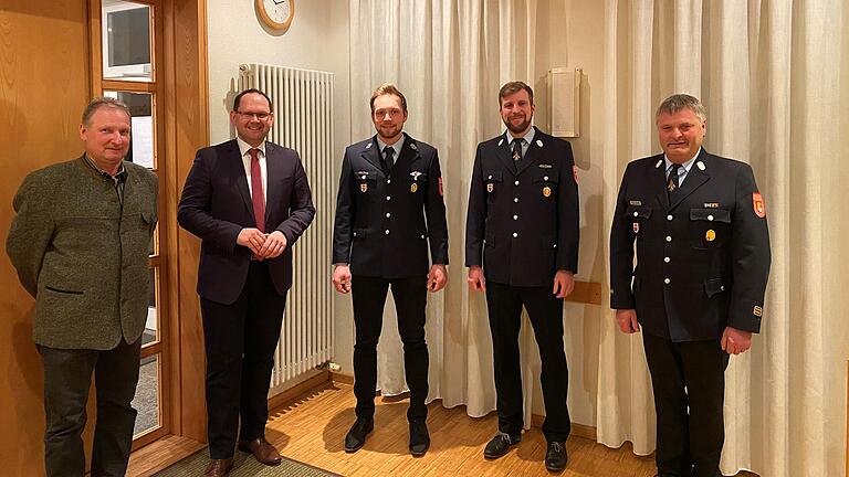 Führungswechsel bei der Feuerwehr: Robert Kraft, Michael Hombach, Felix Müller, Markus Kübert und Stefan Strohmenger. Führungswechsel bei der Feuerwehr: Robert Kraft, Michael Hombach, Felix Müller, Markus Kübert und Stefan Strohmenger.