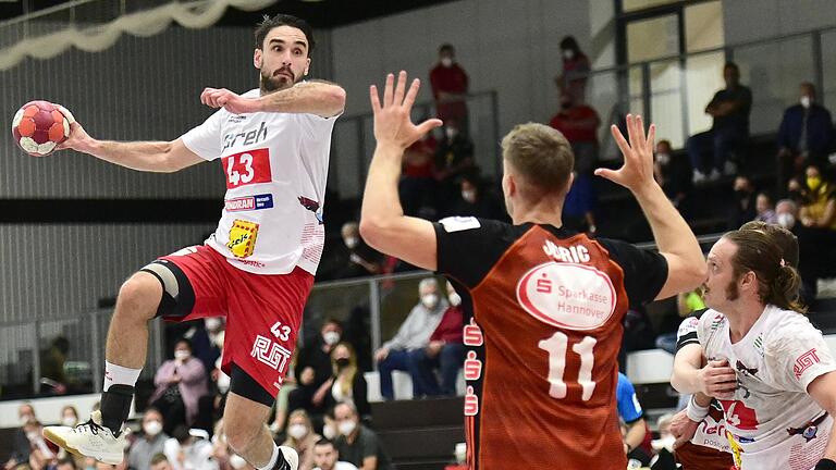 Benjamin Herth (beim Wurf) und der HSC Bad Neustadt kassierten im letzten Spiel der Abstiegsrunde beim TSV Burgdorf II ihre neunte Niederlage im zehnten Spiel.