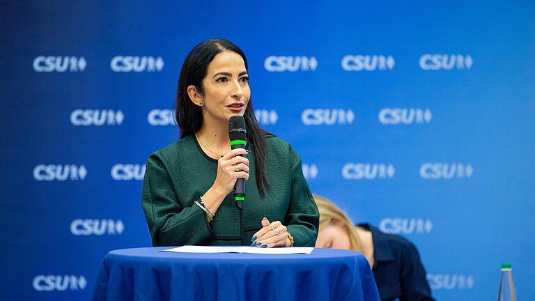 Hülya Düber, Sozialreferentin der Stadt Würzburg, wirbt um Bewerberinnen und Bewerber, die sich zu einer 'Fachkraft mit besonderer Qualifikation in Kindertageseinrichtungen' weiterbilden lassen.