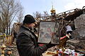 Ukraine-Krieg - Region Saporischschja.jpeg       -  16.04.2023, Ukraine, Komyschuwacha: Ein Priester hält eine geborgene Ikone, während weitere Menschen Trümmer wegräumen, nachdem eine russische Rakete in der Osternacht eine orthodoxe Kirche zerstört hat. Ungeachtet des orthodoxen Osterfests halten die Kämpfe in der von Russland angegriffenen Ukraine an. Foto: Kateryna Klochko/AP/dpa +++ dpa-Bildfunk +++