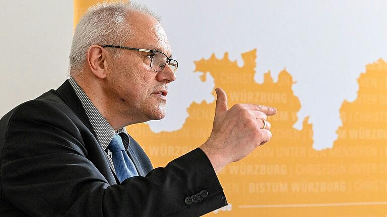 Stephan Steger, Liturgiereferent der Diözese Würzburg, erläutert den Ablauf der Weihe von Paul Reder zum Weihbischof. Für ihn ein 'sehr schönes Thema', sagte er beim Pressegespräch im Medienhaus. Stephan Steger, Liturgiereferent der Diözese Würzburg, erläutert den Ablauf der Weihe von Paul Reder zum Weihbischof. Für ihn ein 'sehr schönes Thema', sagte er beim Pressegespräch im Medienhaus.