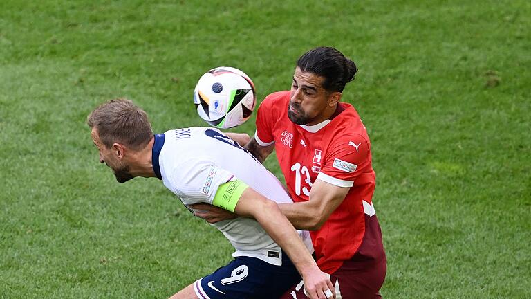 Euro 2024: England - Schweiz       -  Englands Harry Kane (l) und der Schweizer Ricardo Rodriguez kämpfen um den Ball.