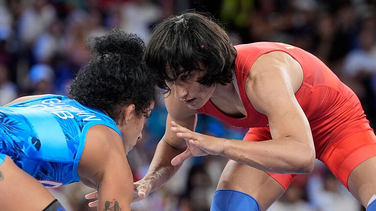 Paris 2024 - Ringen       -  Vinesh Vinesh (r.) beendete nach ihrem Olympia-Drama ihre Karriere.