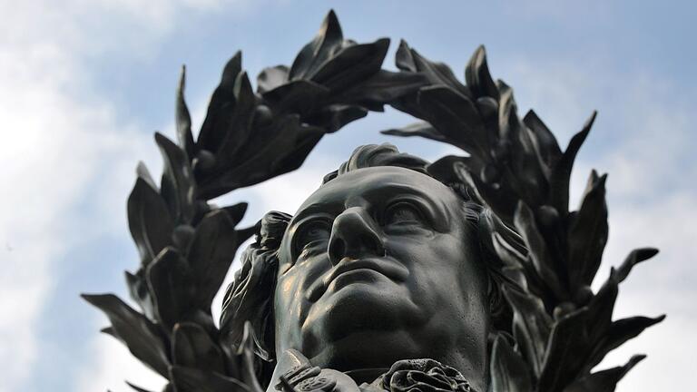 Goethe - Wenn je ein Deutscher auf einen Sockel gehoben wurde, dann Goethe (Archivbild) Goethe - Wenn je ein Deutscher auf einen Sockel gehoben wurde, dann Goethe (Archivbild)