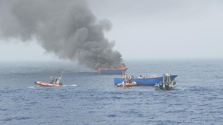 Drama im Mittelmeer: Die Flüchtlinge werden von den Booten geholt und diese verbrannt.