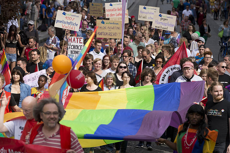 Feiern für Toleranz: Einen bunten Umzug gab es 2014 am Christopher Street Day in Würzburg. Feiern für Toleranz: Einen bunten Umzug gab es 2014 am Christopher Street Day in Würzburg. 