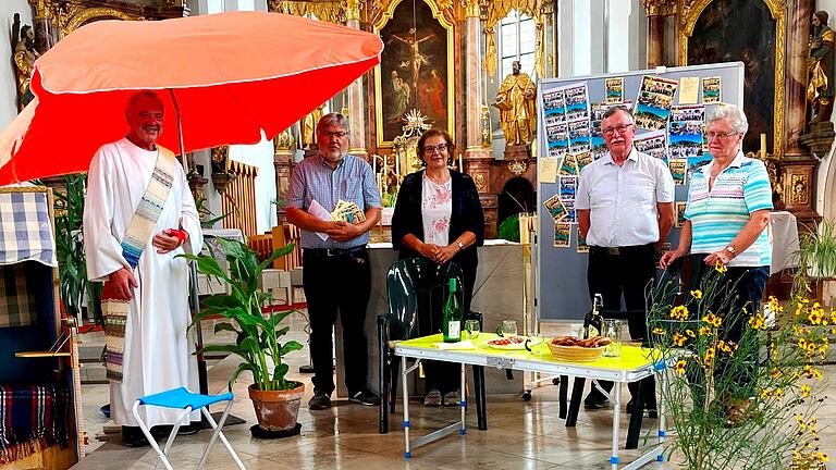 Auf der 'Wellness'-Altarinsel:&nbsp; Diakon Lorenz Kleinschnitz, Manfred Thomann, Hedwig Brendler, Günther Schösser und Gabriele Mergentaler.