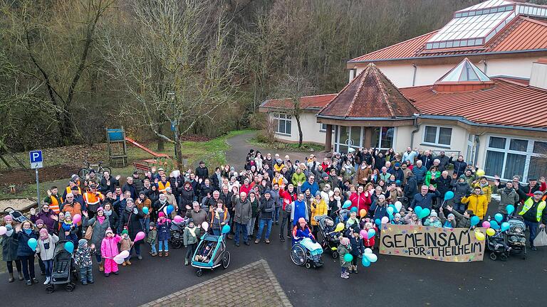 Rund 200 Teilnehmerinnen und Teilnehmer nahmen an der friedlichen Demo in Theilheim teil.&nbsp;