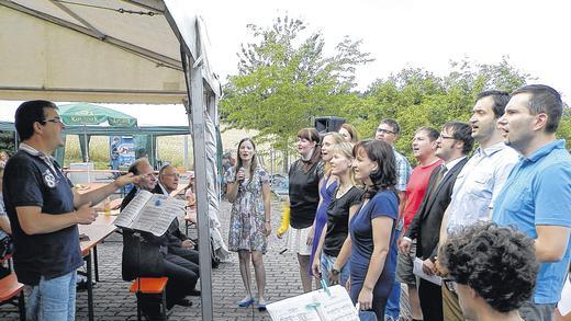 Musik zur Freude Gottes: Der Gospelchor &bdquo;ReChoir&ldquo; aus Haag bei der Feier des 90-jährigen Bestehens des CVJM.