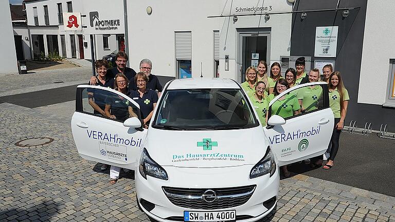 Das Team Hausarzt Zentrums Bergrheinfeld Grafenrheinfeld Röthlein mit dem Verah-Mobil, mit dem Assistentinnen auf Hausbesuch gehen.