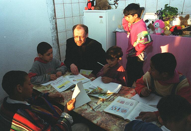 In Mazedonien auf Friedensmission: Walter Kolbow mit Kinder bei einem seiner vielen Einsätze im Kosovo-Konflikt.