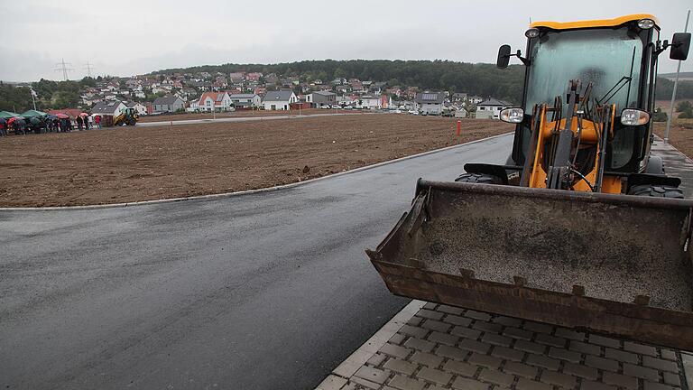 Bis die ersten Baugruben ausgehoben werden können, müssen sich die Häuslebauer gedulden. Erst muss das Baugebiet 'Wiesengrund II' an die Kreisstraße WÜ 12 angeschlossen werden.