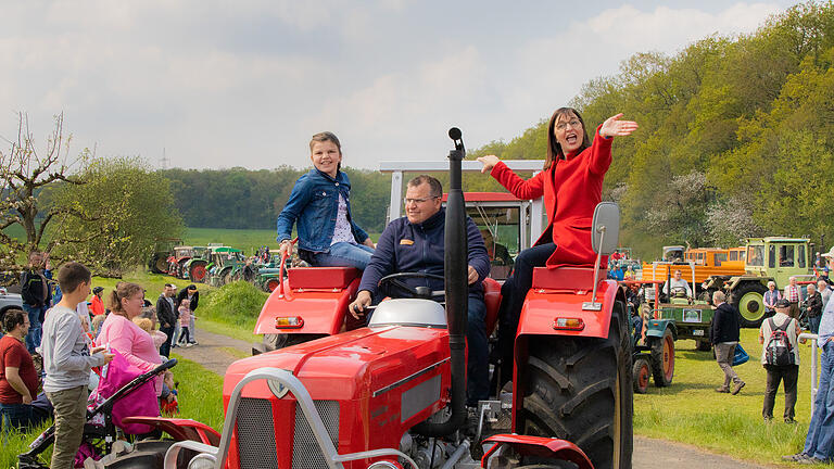 Auf Initiative des Lülsfelder 'Oldtimer-Schlepper-Kartells' mit Unterstützung des Feuerwehrvereins und unter Schirmherrschaft der Landtagsabgeordneten Barbara Becker fand das weit über die Region hinaus bekannte Oldtimer-Traktortreffen am 1. Mai am Lülsfelder Waldstadion statt. Nach zweijähriger Pause war die Resonanz besonders groß.