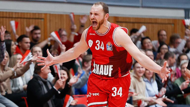 Baskets-Kapitän Felix Hoffmann vor fast genau einem Jahr beim Spiel gegen Crailsheim in Würzburg.