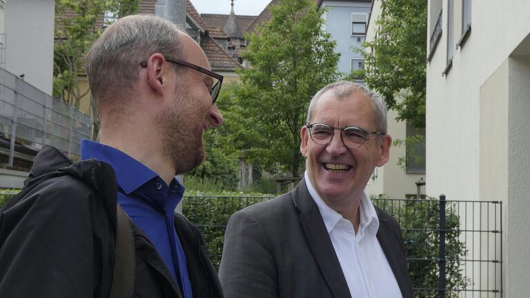 Stadtbau Chef Hans Sartoris (rechts) kam auf Einladung von Alexander Kolbow (links) und der Würzburger SPD in das Bossi Viertel in Grombühl.