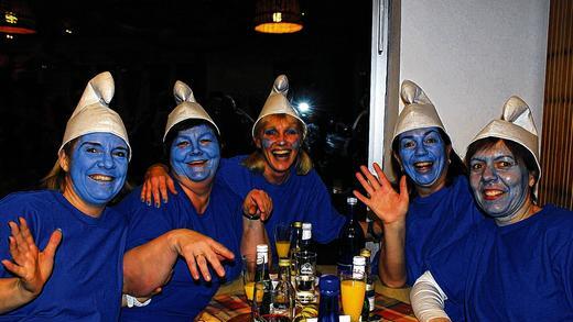 Blaues Wunder: Beim Oberschwarzacher Frauenfasching feierten die Närrinnen im Sebastianihaus gut verkleidet bis tief in die Nacht.