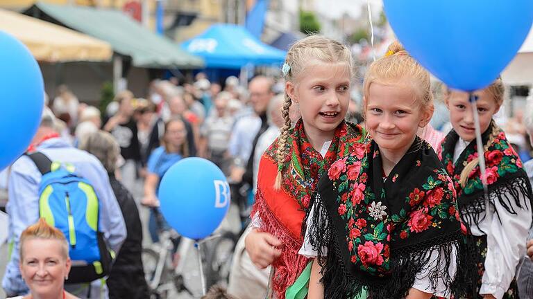 Tag der Franken       -  Ein Lächeln für den Fotografen: Kitzingen war zum Tag der Franken am Sonntag voller gut gelaunter Besucher, davon viele in Tracht.