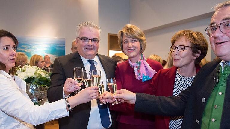 „Willi, Willi“-Rufe: Warmuth gewinnt Stichwahl - Das erste Glas stößt der wiedergewählte Willi Warmuth mit den hiesigen CSU-Oberen an. „Willi, Willi“-Rufe: Warmuth gewinnt Stichwahl - Das erste Glas stößt der wiedergewählte Willi Warmuth mit den hiesigen CSU-Oberen an.