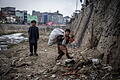Kinderarbeit in Afghanistan.jpeg       -  Zwei Jungen suchen am Ufer des Kabul-Flusses nach Plastikflaschen, die sie für wenig Geld an ein Recyclingzentrum verkaufen können. Viele Kinder in Afghanistan müssen arbeiten, um zum Familieneinkommen beizutragen.