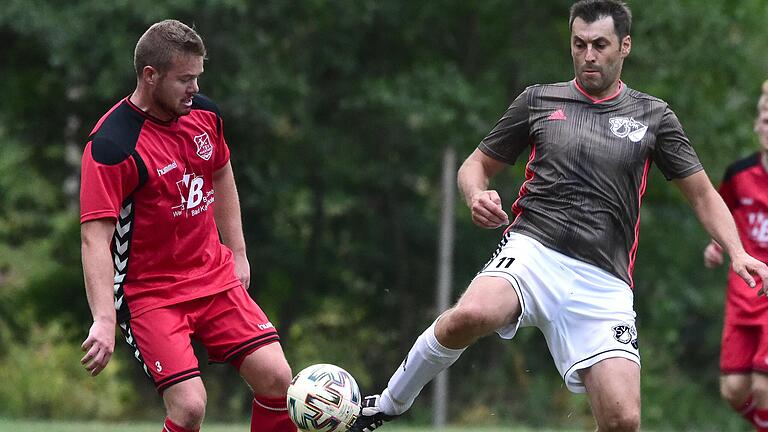 47 Jahre und noch kein bisschen Fußball-müde: Das 'Urgestein' Thorsten Fleckenstein (rechts, Archivbild) und die SG Burgwallbach/Leutershausen hoffen, nach ihrem Aufstieg in die Kreisklasse Rhön 2 bald Fahrt aufzunehmen und ins Mittelfeld vorzustoßen. 47 Jahre und noch kein bisschen Fußball-müde: Das 'Urgestein' Thorsten Fleckenstein (rechts, Archivbild) und die SG Burgwallbach/Leutershausen hoffen, nach ihrem Aufstieg in die Kreisklasse Rhön 2 bald Fahrt aufzunehmen und ins Mittelfeld vorzustoßen.