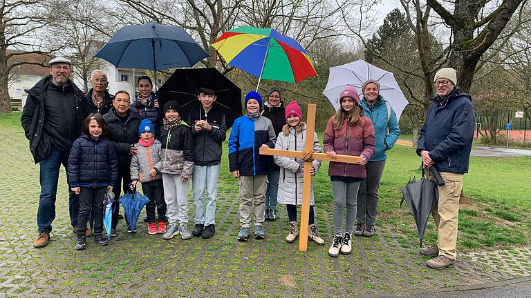 Regen beim Familienkreuzweg.