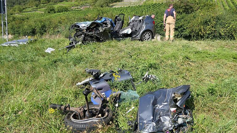 Ein Bild der Verwüstung: Bei einem Frontalzusammenstoß wurden am Freitag zwei Autofahrer schwer verletzt. Der Seat eines Fahranfängers hat nur noch Schrottwert.