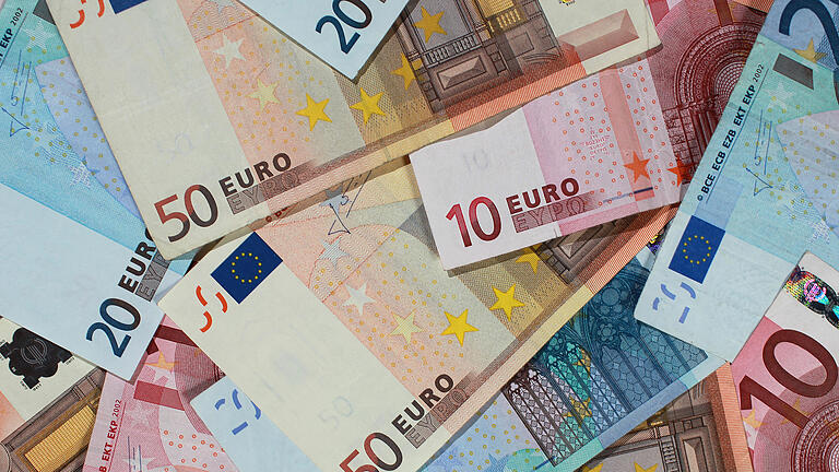 Die zehn reichsten Deutschen 2015       -  Das US-Wirtschaftsmagazin 'Forbes' hat am Montag seine aktuelle Milliardärsliste veröffentlicht. Die jährliche Aufstellung beruht auf Recherchen und Schätzungen der 'Forbes'-Redaktion. Sie gilt als zuverlässig.

Auch einige Deutsche sind vertreten. Der reichste unter ihnen ist sogar ein Franke.

In dieser Fotostrecke stellen wir die zehn reichsten Deutschen vor.

Zusammen sitzen sie auf einem Vermögen von 154 Milliarden Dollar. Das ist etwa doppelt so viel wie der reichste Mensch der Welt, Bill Gates, besitzt. Oder so viel, wie Katar investieren will, um das Land fit für die WM 2022 zu machen. Oder knapp 350 mal so viel wie der gesamte Jahreshaushalt der Stadt Würzburg von 2014.
